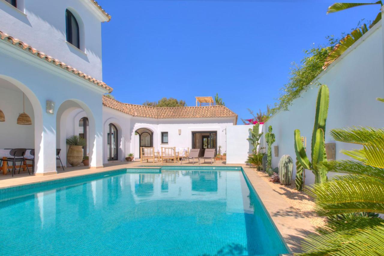 Villa Mas Tranquila - A Stylish Villa With Pool 150 M From The Beach Conil De La Frontera Exterior photo